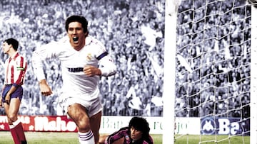 Carlos Santillana celebra un gol con el Real Madrid.