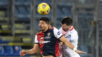 Soccer Football - Serie A - Cagliari v AC Milan - Sardegna Arena, Cagliari, Italy - January 18, 2021  Cagliari&#039;s Giovanni Simeone in action with AC Milan&#039;s Alessio Romagnoli REUTERS/Alberto Lingria