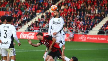 Grego Sierra despeja el balón de cabeza en un momento del derbi ante el Mirandés.