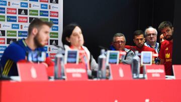 Los delegados de la FEF, Cort&eacute;s y Uranga, junto a Piqu&eacute; y Jordi Alba siguieron entre bastidores la intervenci&oacute;n de De Gea.
 