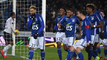 Strasbourg&#039;s French defender Kenny Lala (L) celebrates with his teammates after scoring a goal during the French L1 football match between Strasbourg (RCSA) and Bordeaux (FCGB) on January 26, 2019 at the Meinau stadium in Strasbourg, eastern France. 