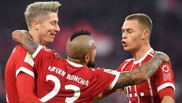 (L-R) Bayern Munich&#039;s Polish striker Robert Lewandowski celebrates after scoring the second goal for Munich with Bayern Munich&#039;s Chilean midfielder Arturo Vidal and Bayern Munich&#039;s midfielder Joshua Kimmich during the German first division Bundesliga football match Bayern Munich vs FC Augsburg in Munich, southern Germany, on November 18, 2017. / AFP PHOTO / Christof STACHE / RESTRICTIONS: DURING MATCH TIME: DFL RULES TO LIMIT THE ONLINE USAGE TO 15 PICTURES PER MATCH AND FORBID IMAGE SEQUENCES TO SIMULATE VIDEO. == RESTRICTED TO EDITORIAL USE == FOR FURTHER QUERIES PLEASE CONTACT DFL DIRECTLY AT + 49 69 650050
 