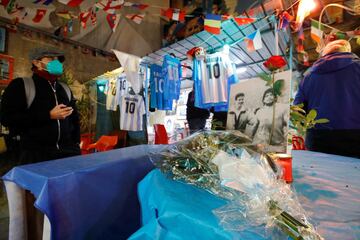 Los aficionados homenajean a Maradona en las calles de Nápoles.