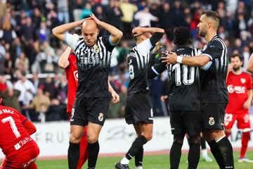 Los jugadores de la Balona lamentan el penalti fallado.