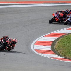 Maverick vence al esprint y show de Marc Márquez