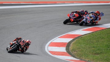 Aprilia Spanish rider Maverick Vinales (L) rides ahead Ducati Spanish rider Jorge Martin (C) and Ducati Spanish rider Marc Marquez during the MotoGP sprint race of the Portuguese Grand Prix at the Algarve International Circuit in Portimao on March 23, 2024. (Photo by PATRICIA DE MELO MOREIRA / AFP)