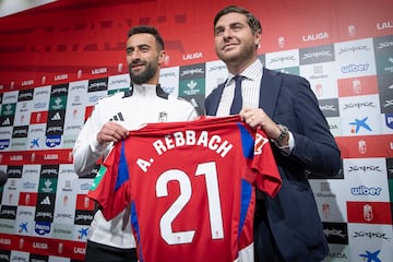 22/01/25 GRANADA CF PRESENTACION DE ABDE REBBACH COMO NUEVO JUGADOR 
En la imagen el jugador junto al director deportivo , Matteo Tognozzi