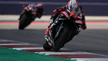 Marco Bezzecchi por delante de Jorge Martín, con la Aprilia de MotoGP.