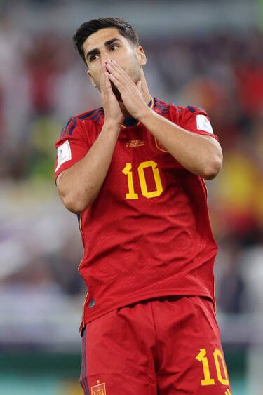 Marco Asensio se lamenta después de la ocasión fallida en el balcón del área, pero su disparo, algo blando, se fue muy cerca del poste derecho. 