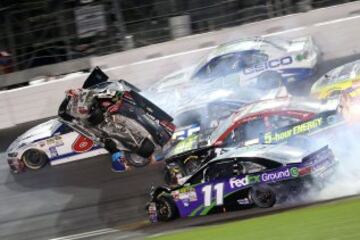 El accidente se produjo en la última vuelta de la carrera Coke Zero 400 de la Nascar. Los pilotos Denny Hamblin y Kevin Harvick se tocaron y el coche 3 que conducía Austin Dillon fue el más afectado.