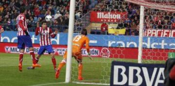 ¡GOL ANULADO AL ATLÉTICO DE MADRID! Córner desde la esquina izquierda que tocó de cabeza Godín, pero apoyándose con las dos manos en un rival, antes de dejarle el balón en boca de gol a Tiago, lo justo para que lo introdujera enlas mallas. Bien anulado.