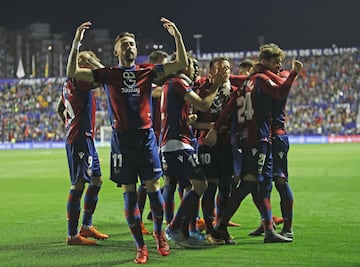 Bardhi scores for Levante after the break. (3-1)