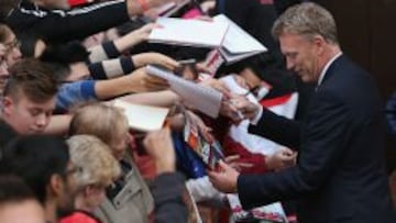 Moyes firma aut&oacute;grafos.