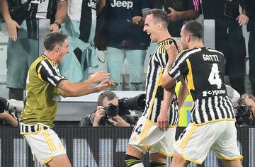 Turin (Italy), 07/10/2023.- Juventus' Arkadiusz Milik (C) jubilates after scoring the 2-0 lead during the Italian Serie A soccer match Juventus FC vs Torino FC at the Allianz Stadium in Turin, Italy, 07 October 2023. (Italia) EFE/EPA/ALESSANDRO DI MARCO
