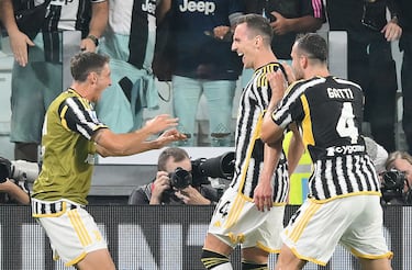 Gatti y Milik le entregan otro derbi a la Juve