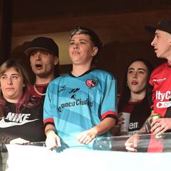 Vídeo: Peso Pluma y Nicki Nicole fueron juntos al partido de Newell’s