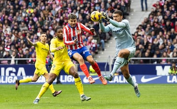 El portero brasile?o del Villarreal coch fuertemente con el delantero argentino del Atltico de Madrid en el minuto 31 de la primera mitad del encuentro. Los jugadores del conjunto colchonero protestaron airadamente pero el colegiado del encuentro, 
Snchez Martnez, interpret que el portero lleg antes al baln.