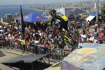 Valparaiso, 11 febrero 2018.
Decimosexta version del Red Bull Valparaiso Cerro Abajo, principal carrera de descenso urbano en Chile, realizada entre calles, escaleras y callejones de la ciudad puerto.
Sebastian Cisternas/Photosport.