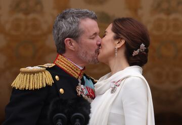 El rey Federico X de Dinamarca y la reina María se besan en el balcón del Palacio de Christiansborg poco después de su proclamación el 14 de enero de 2024 en Copenhague, Dinamarca.