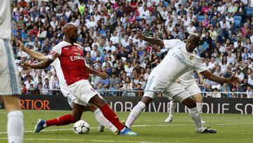 Anelka ante Julio César.