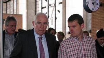 <b>DÍA DE LOCOS. </b>Luis habla para AS a su llegada a la estación del AVE de Córdoba. En los detalles, a la salida del restaurante.