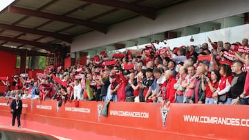 Los aficionados de la Tribuna principal disfrutaron con la ¨²ltima victoria del Mirand¨¦s.