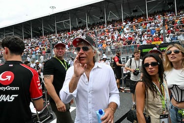 El músico estadounidense Jon Bon Jovi  asiste a la presentación de la parrilla antes del Gran Premio de Fórmula Uno de Miami