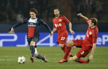 Adrien rabiot compite por el balón con el centrocampista alemán del Leverskusen Gonzalo Castro y el centrocampista del Leverkusen Stefan Reinartz 