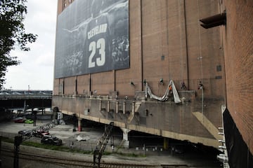 Operarios trabajando en la retirada del cartel del alero, LeBron James, en Cleveland (Ohio) tras el anuncio de su fichaje por los Ángeles Lakers.