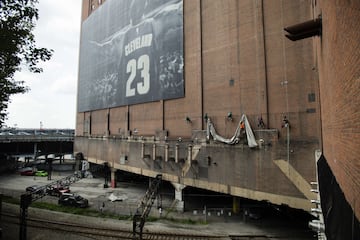 Operarios trabajando en la retirada del cartel del alero, LeBron James, en Cleveland (Ohio) tras el anuncio de su fichaje por los Ángeles Lakers. 