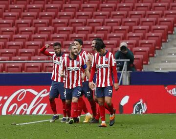 Los jugadores del Atlético de Madrid celebrando el gol de Luis Suárez