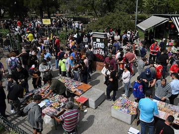 La fiebre por los cromos del Mundial de Qatar ha conseguido que el parque Rivadavia de Buenos Aires, se llene de gente intercambiando cromos. Muchos de ellos hacen fila desde la madrugada para conseguir los pocos sobres disponibles y terminar el albúm del Mundial de Qatar.