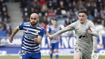 Los jugadores de la Poferradina e Ibiza pugnan por un bal&oacute;n.