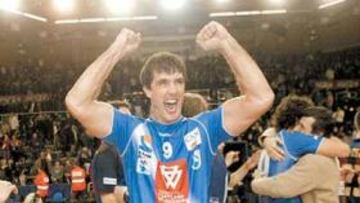 <b>PODEROSO. </b>Mateo Garralda ayudó mucho en defensa en el último tramo y celebró a tope la victoria.