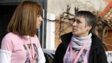 <b>ADMIRADORAS. </b>Dos palentinas visten con camisetas alusivas a Marta Domínguez y llevan colgadas al cuello medallas con su retrato. Al fondo, una pancarta de apoyo.