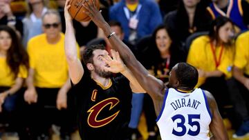 OAKLAND, CA - JUNE 04: Kevin Durant #35 of the Golden State Warriors blocks a shot by Kevin Love #0 of the Cleveland Cavaliers in Game 2 of the 2017 NBA Finals at ORACLE Arena on June 4, 2017 in Oakland, California. NOTE TO USER: User expressly acknowledges and agrees that, by downloading and or using this photograph, User is consenting to the terms and conditions of the Getty Images License Agreement. Thearon W. Henderson/Getty Images/AFP
== FOR NEWSPAPERS, INTERNET, TELCOS & TELEVISION USE ONLY ==