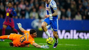 CORNELLÁ-EL PRAT (BARCELONA), 03/01/2026.- El delantero del Espanyol Roberto Fernández (d) intenta superar a Joan García, guardameta del Barcelona, durante el partido de la jornada 18 de LaLiga entre el RCD Espanyol y el FC Barcelona, este sábado en el RCDE Stadium. EFE/Alejandro García