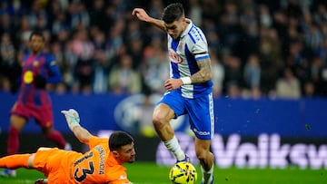 El delantero del Espanyol Roberto Fernández (d) intenta superar a Joan García, guardameta del Barcelona, durante el partido de la jornada 18 de LaLiga entre el RCD Espanyol y el FC Barcelona.