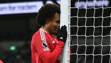 LONDON (United Kingdom), 16/02/2025.- Manchester United's Joshua Zirkzee reacts to a missed chance during the English Premier League soccer match between Tottenham Hotspur and Manchester United, in London, Britain, 16 February 2025. (Reino Unido, Londres) EFE/EPA/DANIEL HAMBURY EDITORIAL USE ONLY. No use with unauthorized audio, video, data, fixture lists, club/league logos, 'live' services or NFTs. Online in-match use limited to 120 images, no video emulation. No use in betting, games or single club/league/player publications.