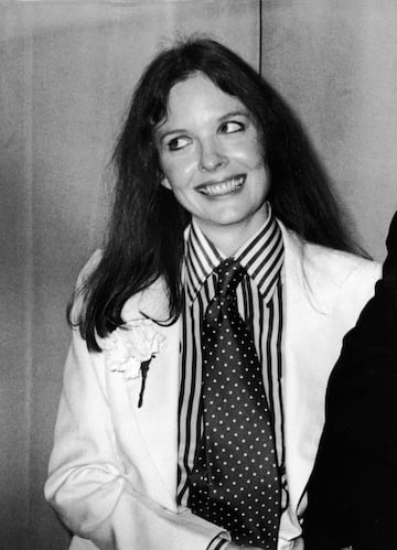 La actriz y directora estadounidense Diane Keaton posa en la 48.ª edición de los Premios Oscar en 1976.