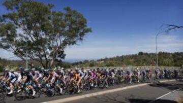 El pelot&oacute;n ya rueda en el Tour Down Under en Australia. 