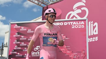 Mads Pedersen, con el buzo de contrarreloj, antes de la salida de la 4ª etapa.