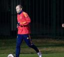 Iniesta ya está para jugar en el debut frente a Suiza