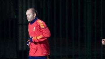 <b>CON EL NUEVO. </b>Iniesta se ejercitó con el readaptador Hugo Camarero.