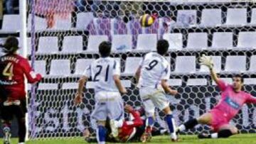 <b>EL PRIMERO. </b>Joseba Llorente hizo los tres goles de la victoria del Valladolid, el primero tras rematar una asistencia de Capdevila.
