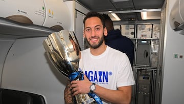 Çalhanoğlu posa con la Supercopa.