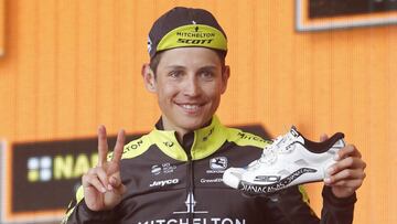 Esteban Chaves posa en el podio del Giro de Italia con la zapatilla de su amiga Diana Casas.