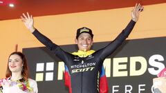 Esteban Chaves posa en el podio como ganador de la 19&ordf; etapa del Giro de Italia 2019 en San Martino di Castrozza.