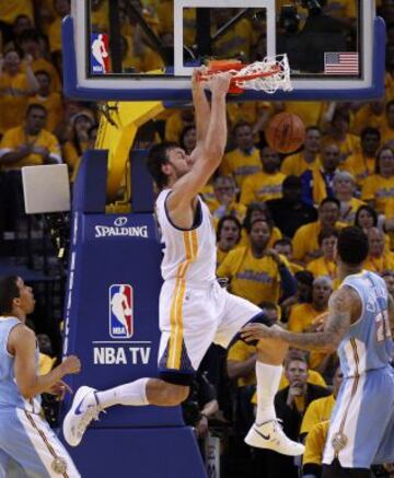 Canasta de Andrew Bogut de los Golden State Warriors.