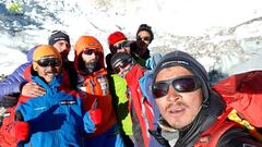 Alex Txikon posa con su equipo tras equipar el glaciar del Khumbu antes de ascender al Everest.